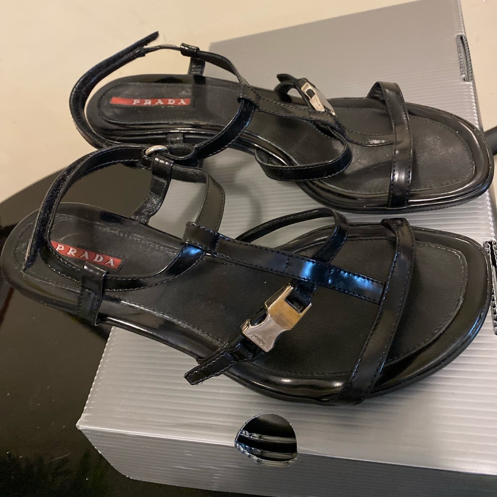 Prada Sport sandal calzature donna. 7.5
Kitten heel circa early 00's
